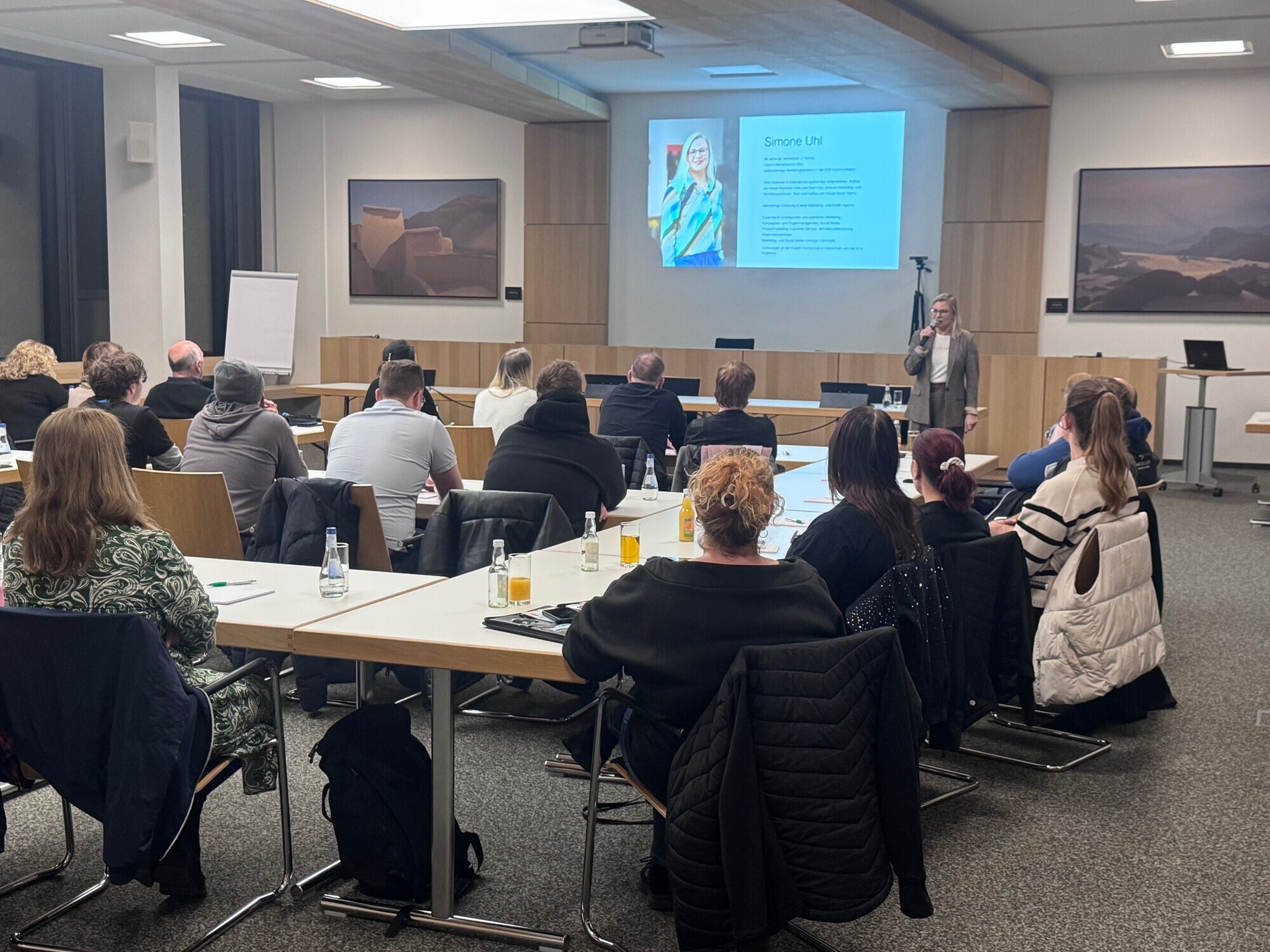 Referentin Simone Uhl von der Agentur Marketing.Inspiration bei Ihrem Vortrag. Foto: C. Weber / Landratsamt Dillingen a.d.Donau)