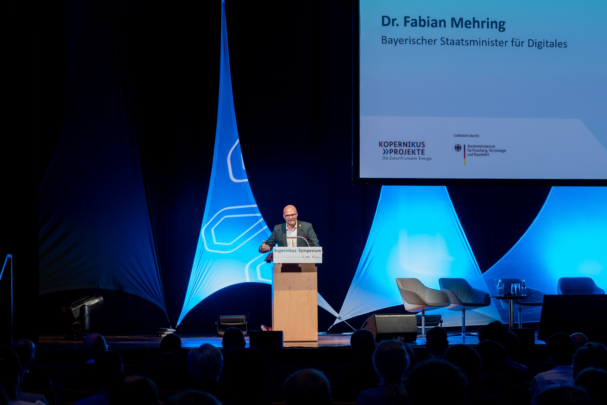 Bayerns Digitalminister Fabian Mehring beim Kopernikus-Symposium 2026 im Augsburger Kongress am Park.