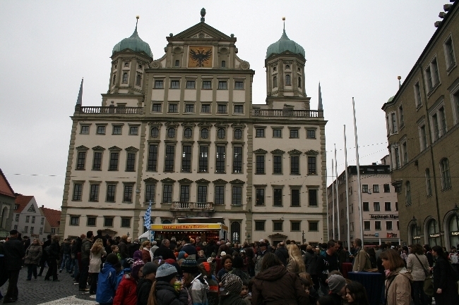 Thomas Gottschalk verkauft Brathähnchen auf dem Rathausplatz
