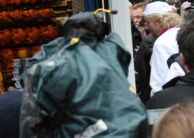 Thomas Gottschalk verkauft Brathähnchen auf dem Rathausplatz