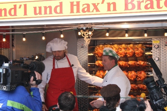 Thomas Gottschalk verkauft Brathähnchen auf dem Rathausplatz