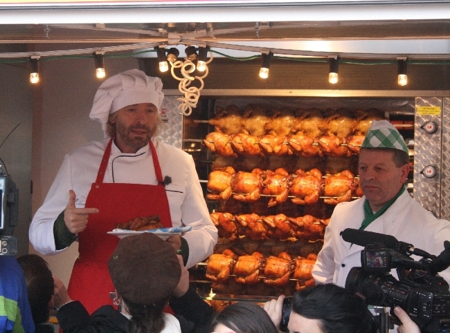 Thomas Gottschalk verkauft Brathähnchen auf dem Rathausplatz
