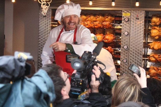 Thomas Gottschalk verkauft Brathähnchen auf dem Rathausplatz