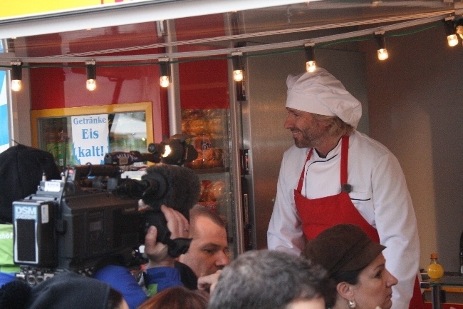 Thomas Gottschalk verkauft Brathähnchen auf dem Rathausplatz