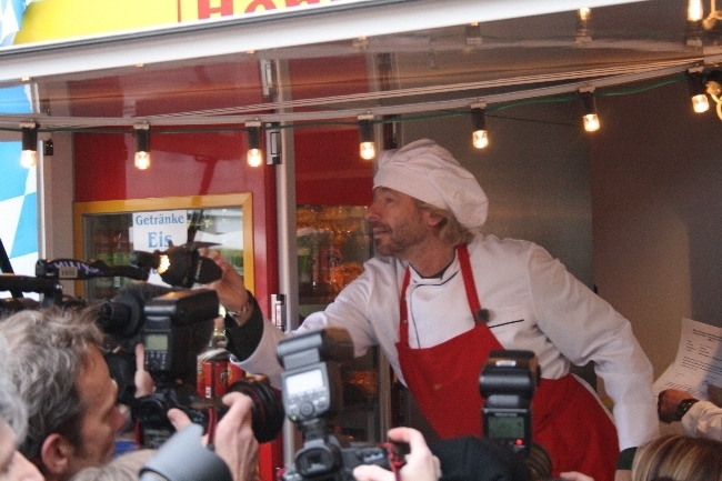Thomas Gottschalk verkauft Brathähnchen auf dem Rathausplatz