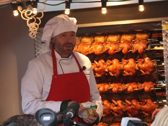 Thomas Gottschalk verkauft Brathähnchen auf dem Rathausplatz