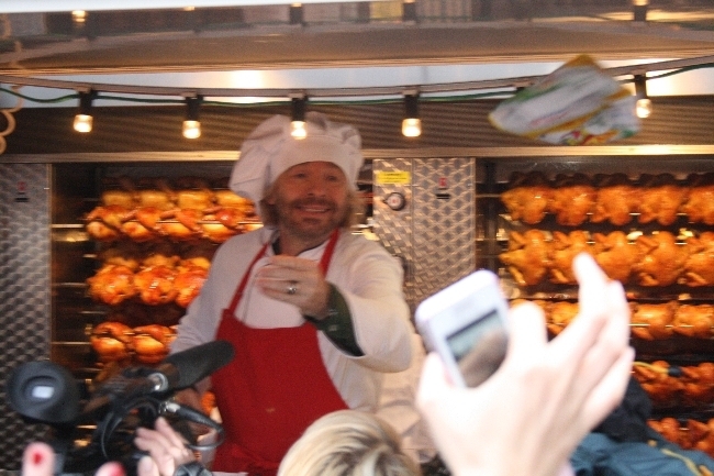 Thomas Gottschalk verkauft Brathähnchen auf dem Rathausplatz