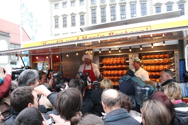 Thomas Gottschalk verkauft Brathähnchen auf dem Rathausplatz