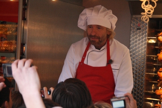 Thomas Gottschalk verkauft Brathähnchen auf dem Rathausplatz