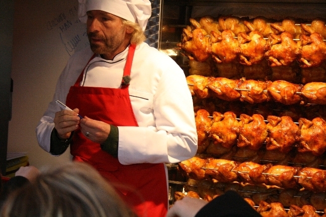 Thomas Gottschalk verkauft Brathähnchen auf dem Rathausplatz