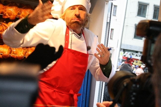 Thomas Gottschalk verkauft Brathähnchen auf dem Rathausplatz