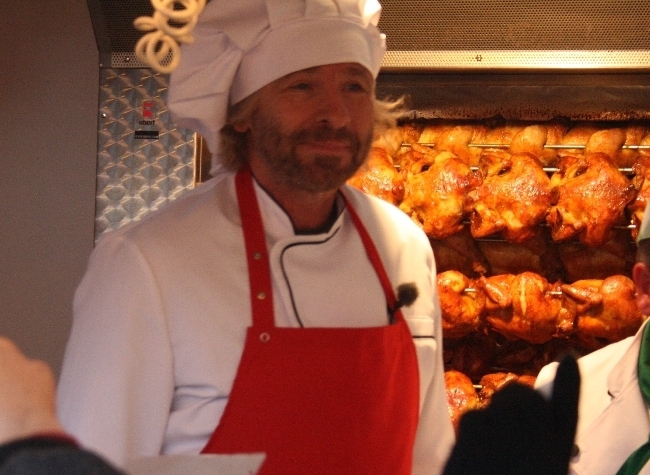 Thomas Gottschalk verkauft Brathähnchen auf dem Rathausplatz_IMG