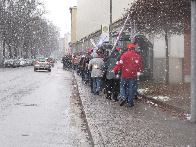 Mitarbeiter der manroland bilden Menschenkette für den Erhalt ihrer Arbeitsplätze, Foto: B4BSCHWABEN