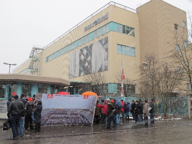 Mitarbeiter der manroland bilden Menschenkette für den Erhalt ihrer Arbeitsplätze, Foto: B4BSCHWABEN