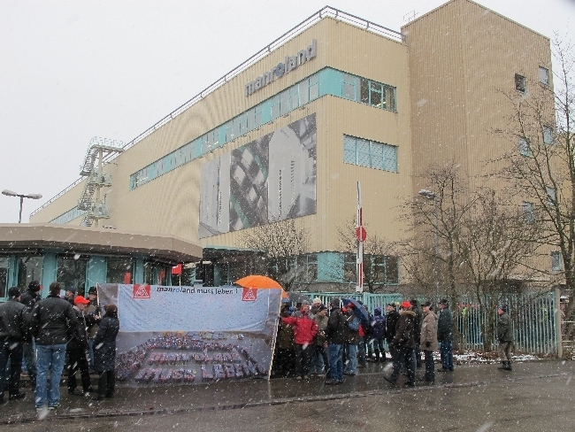Mitarbeiter der manroland bilden Menschenkette für den Erhalt ihrer Arbeitsplätze, Foto: B4BSCHWABEN
