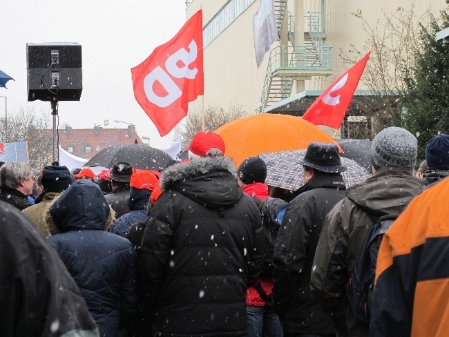 Mitarbeiter der manroland bilden Menschenkette für den Erhalt ihrer Arbeitsplätze, Foto: B4BSCHWABEN