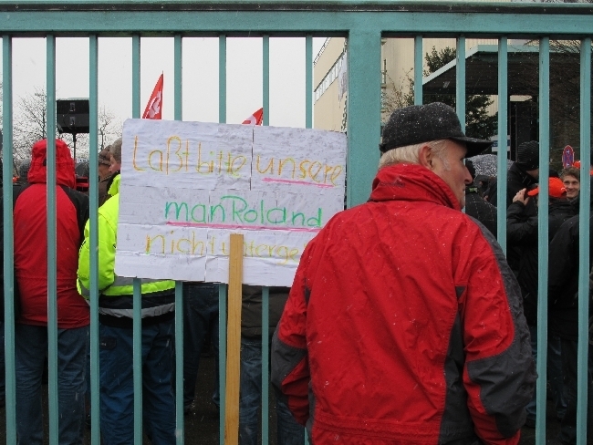 Mitarbeiter der manroland bilden Menschenkette für den Erhalt ihrer Arbeitsplätze, Foto: B4BSCHWABEN