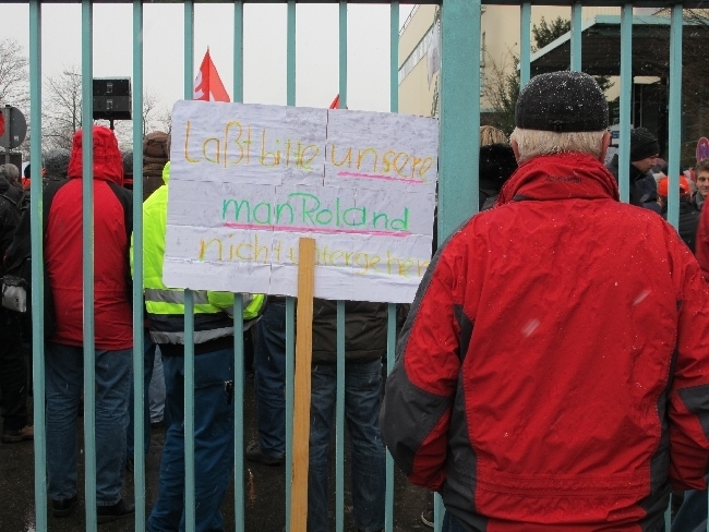 Mitarbeiter der manroland bilden Menschenkette für den Erhalt ihrer Arbeitsplätze, Foto: B4BSCHWABEN