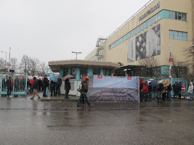 Mitarbeiter der manroland bilden Menschenkette für den Erhalt ihrer Arbeitsplätze, Foto: B4BSCHWABEN