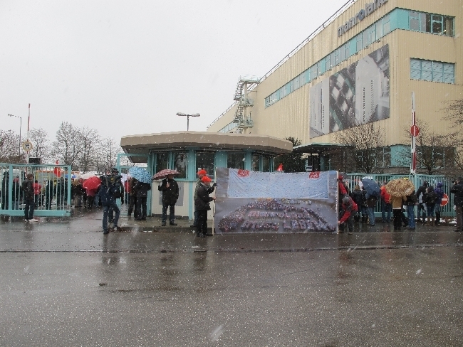 Mitarbeiter der manroland bilden Menschenkette für den Erhalt ihrer Arbeitsplätze, Foto: B4BSCHWABEN