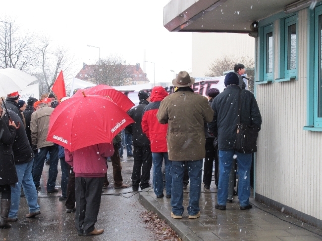 Mitarbeiter der manroland bilden Menschenkette für den Erhalt ihrer Arbeitsplätze, Foto: B4BSCHWABEN