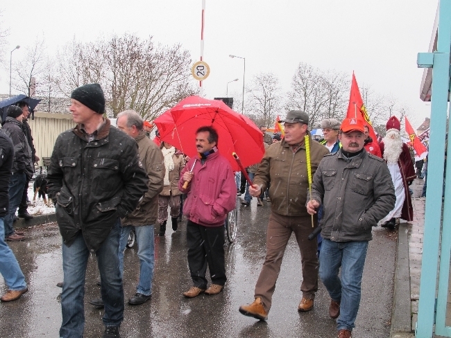 Mitarbeiter der manroland bilden Menschenkette für den Erhalt ihrer Arbeitsplätze, Foto: B4BSCHWABEN