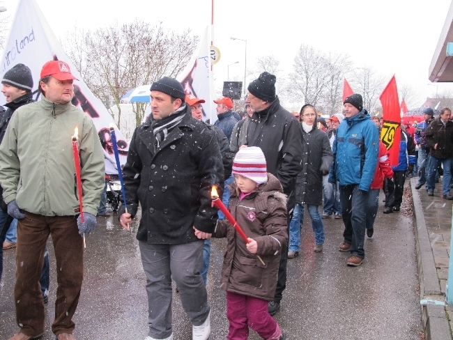 Mitarbeiter der manroland bilden Menschenkette für den Erhalt ihrer Arbeitsplätze, Foto: B4BSCHWABEN