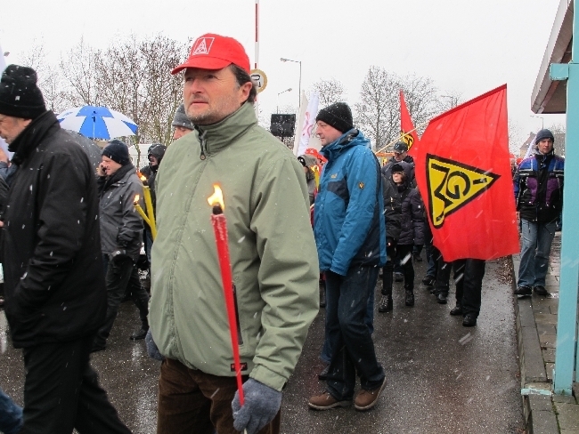 Mitarbeiter der manroland bilden Menschenkette für den Erhalt ihrer Arbeitsplätze, Foto: B4BSCHWABEN