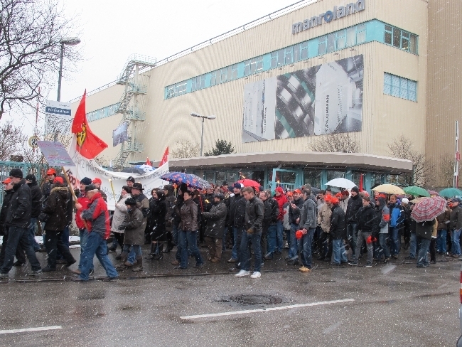 Mitarbeiter der manroland bilden Menschenkette für den Erhalt ihrer Arbeitsplätze, Foto: B4BSCHWABEN