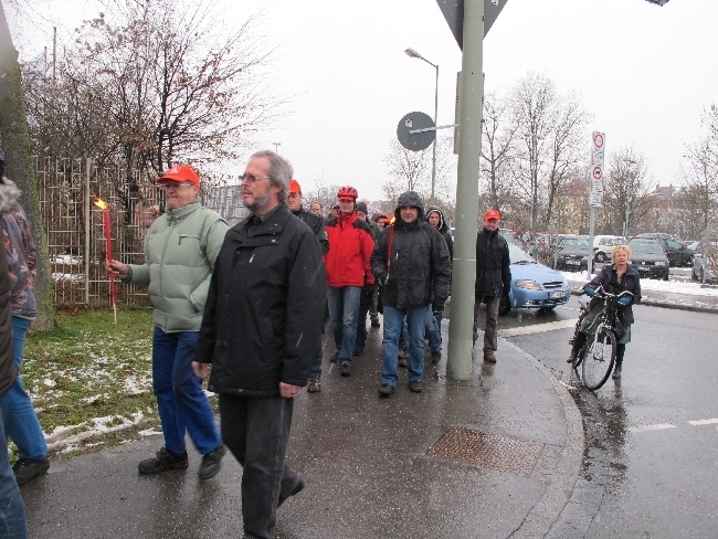 Mitarbeiter der manroland bilden Menschenkette für den Erhalt ihrer Arbeitsplätze, Foto: B4BSCHWABEN