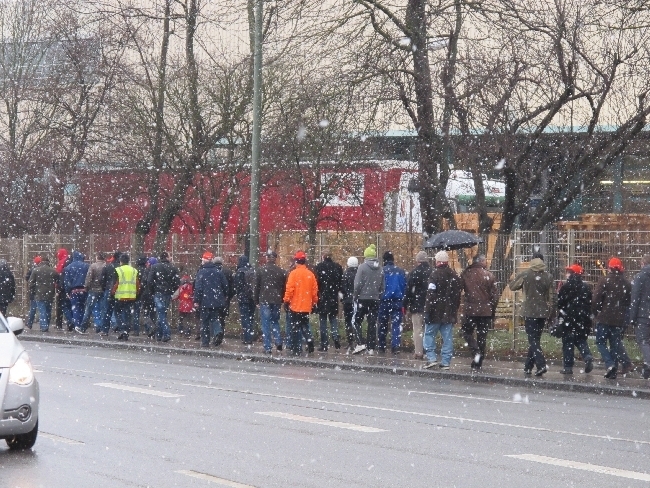 Mitarbeiter der manroland bilden Menschenkette für den Erhalt ihrer Arbeitsplätze, Foto: B4BSCHWABEN