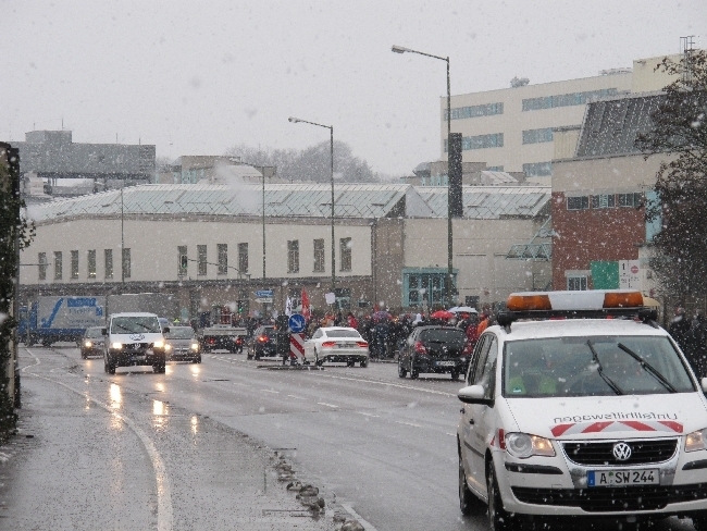 Mitarbeiter der manroland bilden Menschenkette für den Erhalt ihrer Arbeitsplätze, Foto: B4BSCHWABEN