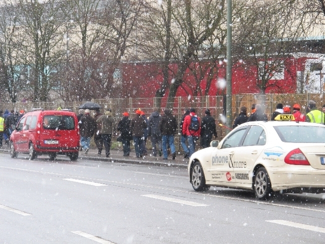 Mitarbeiter der manroland bilden Menschenkette für den Erhalt ihrer Arbeitsplätze, Foto: B4BSCHWABEN
