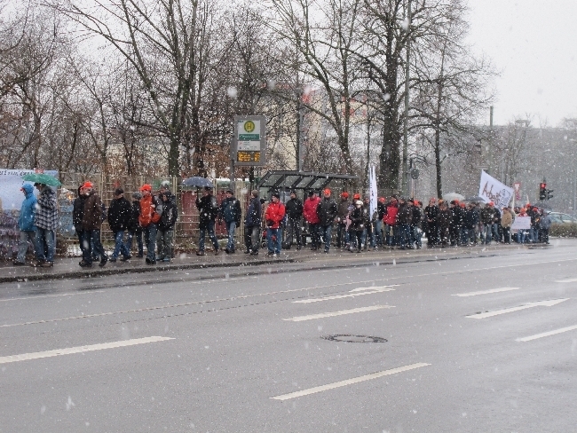 Mitarbeiter der manroland bilden Menschenkette für den Erhalt ihrer Arbeitsplätze, Foto: B4BSCHWABEN
