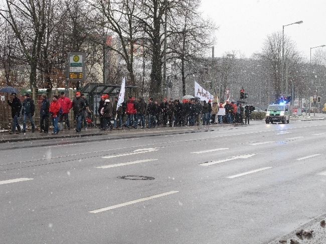 Mitarbeiter der manroland bilden Menschenkette für den Erhalt ihrer Arbeitsplätze, Foto: B4BSCHWABEN
