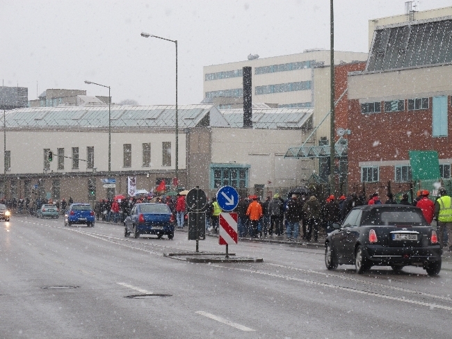 Mitarbeiter der manroland bilden Menschenkette für den Erhalt ihrer Arbeitsplätze, Foto: B4BSCHWABEN