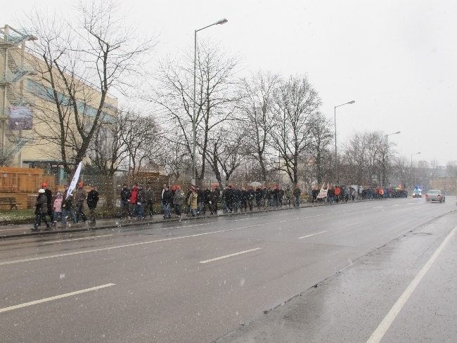 Mitarbeiter der manroland bilden Menschenkette für den Erhalt ihrer Arbeitsplätze, Foto: B4BSCHWABEN