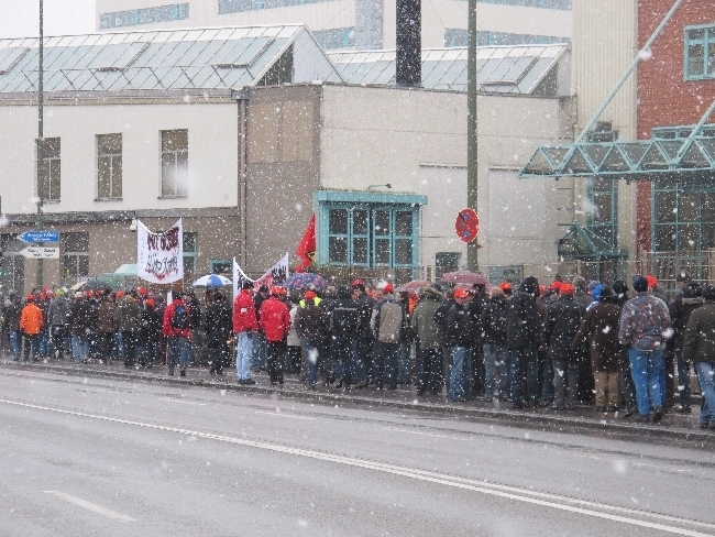 Mitarbeiter der manroland bilden Menschenkette für den Erhalt ihrer Arbeitsplätze, Foto: B4BSCHWABEN