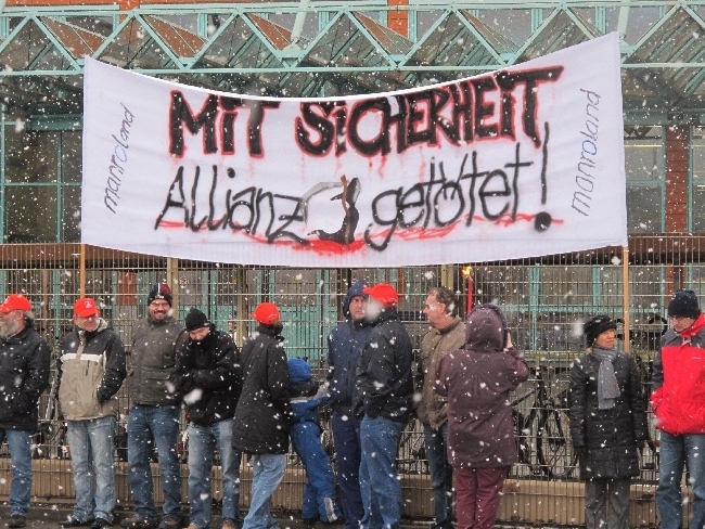 Mitarbeiter der manroland bilden Menschenkette für den Erhalt ihrer Arbeitsplätze, Foto: B4BSCHWABEN