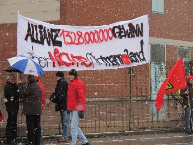 Mitarbeiter der manroland bilden Menschenkette für den Erhalt ihrer Arbeitsplätze, Foto: B4BSCHWABEN