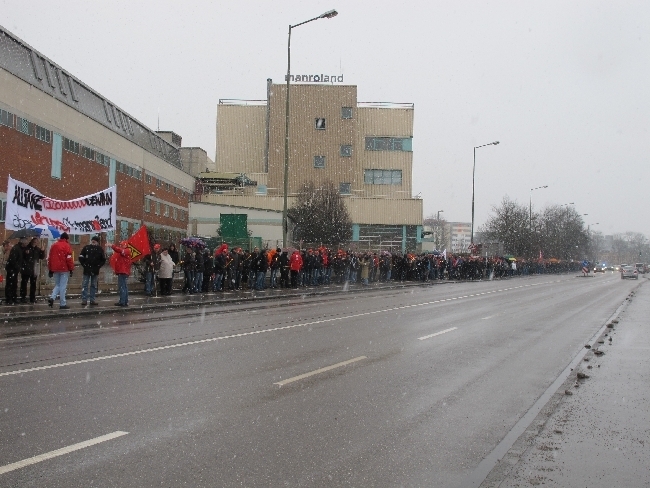 Mitarbeiter der manroland bilden Menschenkette für den Erhalt ihrer Arbeitsplätze, Foto: B4BSCHWABEN