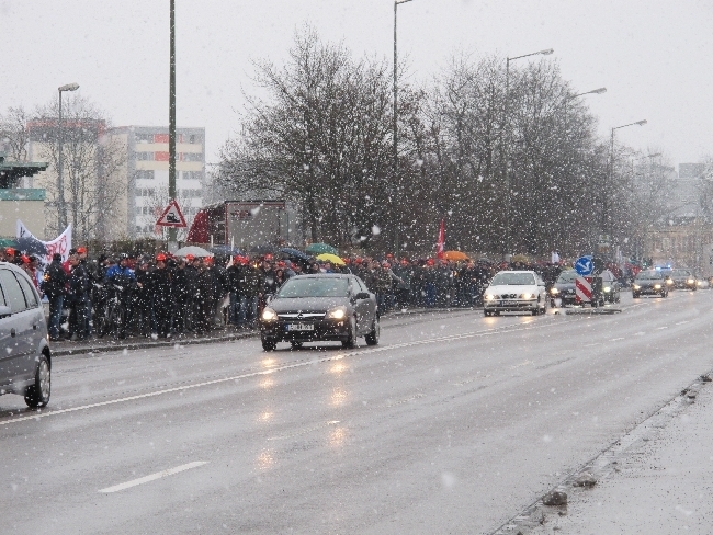 Mitarbeiter der manroland bilden Menschenkette für den Erhalt ihrer Arbeitsplätze, Foto: B4BSCHWABEN