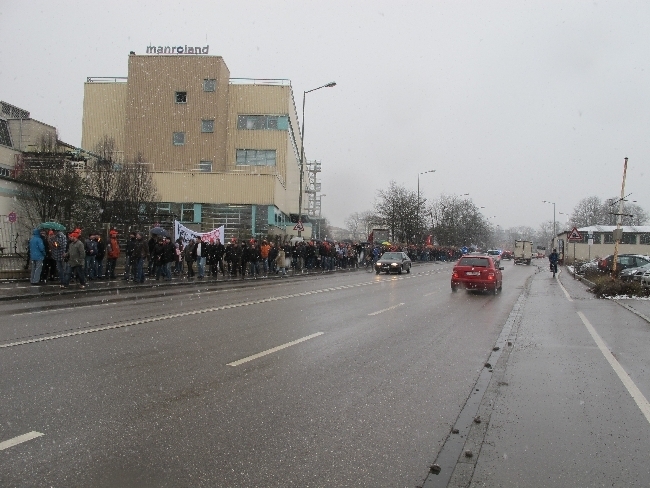Mitarbeiter der manroland bilden Menschenkette für den Erhalt ihrer Arbeitsplätze, Foto: B4BSCHWABEN
