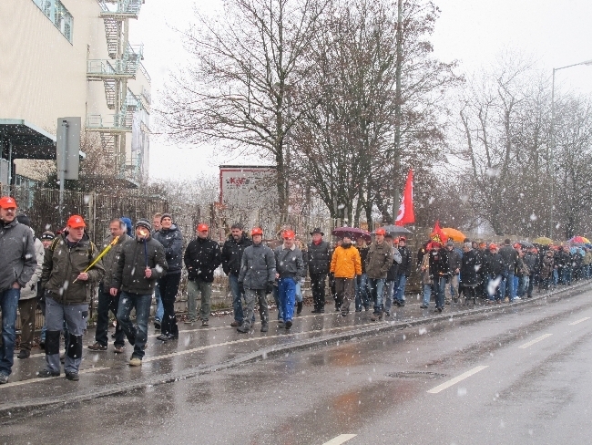 Mitarbeiter der manroland bilden Menschenkette für den Erhalt ihrer Arbeitsplätze, Foto: B4BSCHWABEN