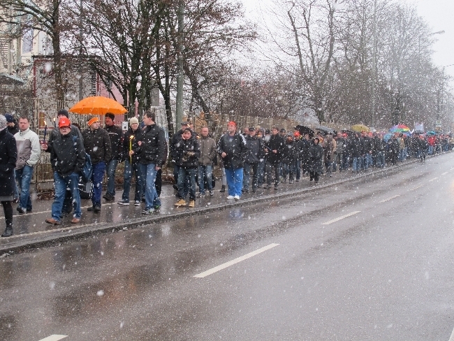 Mitarbeiter der manroland bilden Menschenkette für den Erhalt ihrer Arbeitsplätze, Foto: B4BSCHWABEN
