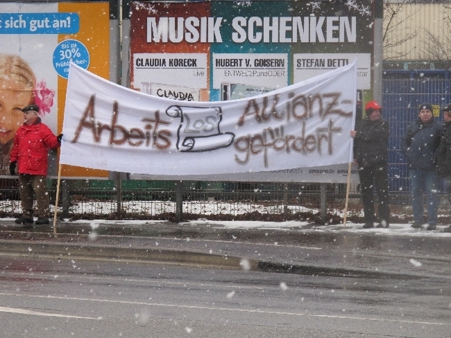 Mitarbeiter der manroland bilden Menschenkette für den Erhalt ihrer Arbeitsplätze, Foto: B4BSCHWABEN