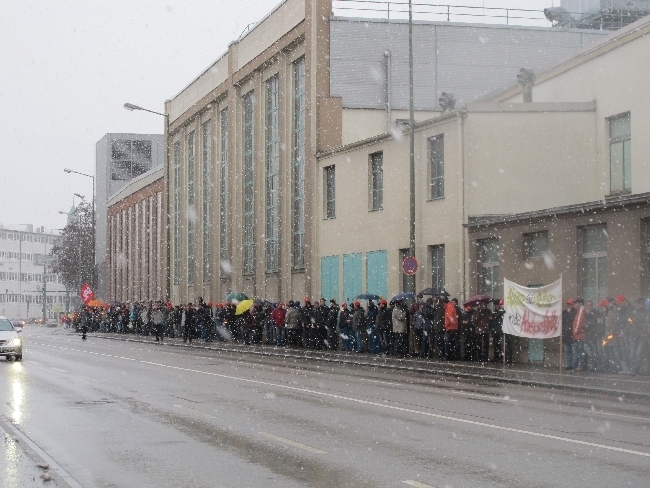 Mitarbeiter der manroland bilden Menschenkette für den Erhalt ihrer Arbeitsplätze, Foto: B4BSCHWABEN