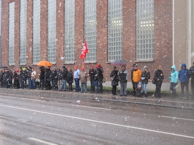 Mitarbeiter der manroland bilden Menschenkette für den Erhalt ihrer Arbeitsplätze, Foto: B4BSCHWABEN