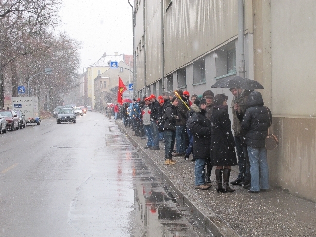 Mitarbeiter der manroland bilden Menschenkette für den Erhalt ihrer Arbeitsplätze, Foto: B4BSCHWABEN