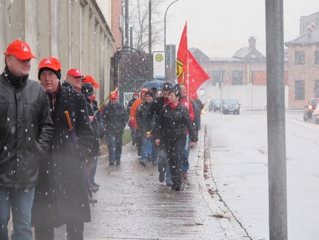Mitarbeiter der manroland bilden Menschenkette für den Erhalt ihrer Arbeitsplätze, Foto: B4BSCHWABEN